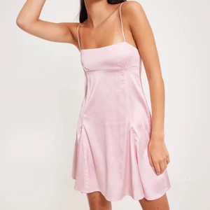 Rosa klänning nelly - Rosa klänning från nelly i storlek XS som går att justera i ryggen ❤️ endast använd en gång 💋