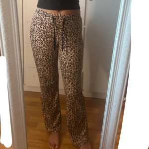 Leopard byxor - en sömm som lossat, inget man tänker på och går lätt att laga med nål och tråd, skriv för bild. Dessa säljs inte längre.