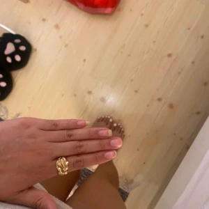 Guldig ring  - Snygg guldig ring från Gina. Storlek 16-17 mm.🩷