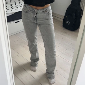 Grå jeans  - Fina jeans från bikbok💕