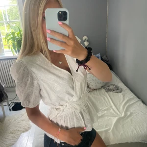 Vit blus  - Jätte fin blus med knyte i midjan, storlek 40 men passar mig som är strlk s 🥰