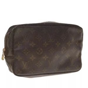 Louis Vuitton Trousse Toilette 23 - Louis Vuitton Trousse Toilette folder är bra för både smink och hudvård, och den ser bra ut på badrumshyllan. Storleken är också lätt att ha med sig i väskan eller på resa.