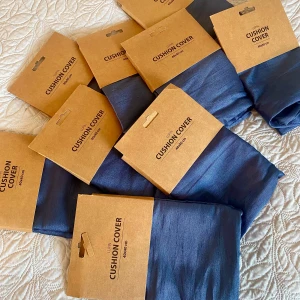 Kuddfodral - Jag har 10st blåa kuddfodral(9 på bilden då den 10e är ”öppnad” men endast provad på kudde). Färgen är skimrig marinblå. Storlek 40x40cm. Säljer alla för 350 eller 50/styck. 