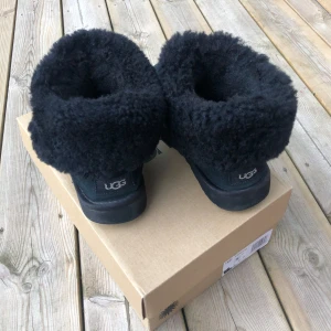 UGG Svarta - Snygga svarta UGG’s i storlek 36. Perfekta för vintern, varma och sköna. Använda men i bra skick. Lite slitna på insidan av hälarna. Pris går att diskutera. Box medföljer.