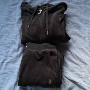 Juicy - Säljer mitt juicy sett för typ 900kr. Inte använt så mycket. Och orginal pris är 2.300kr så säljer dem för ett bra pris men vi kan diskutera pris privat. 