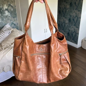 ADAX brud läder väska  - Stor läder väska från ADAX. Köpt på Sellpy för 800 kr. 💕