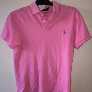 Ralph lauren - Ralph lauren piké i utmärkt skick  Då den intet passa så har jag valt att sälja den storlek M men känns som S