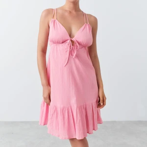 Rosa sommarklänning - Rosa klänning från Gina Tricot, som inte kommer till användning tyvärr. Prislappen är kvar dessutom🩷 Är i strl S och passar bra, väldigt fin som passar till det mesta🥰 Ordinarie pris 499, mitt pris är 350🩷