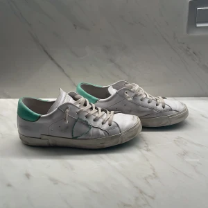 Philippe Model  - Hej! Säljer dessa Philippe Model skor storlek 40. Skick 7/10 Pris kan diskuteras  Tveka inte på att fråga  