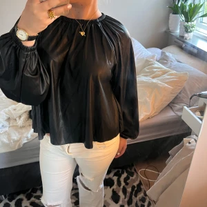 PUtopp  - Säljer denna ascoola toppen från GinaTricot! St L men skulle säga att den sitter mer som en M. Så cool nu till hösten!!✨☺️