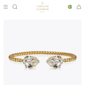 Caroline Svedbom - Säljer mitt armband från Caroline Svedbom. Armbandet har tappst lite gudlig färg men inget som påverkar armbandet. Syns dessutom inte om man inte tittar noggrant.