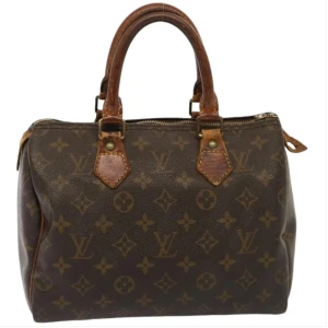 Louis Vuitton Speedy 25 - Louis Vuitton Speedy 25. Ett måste i väskkollektionen! Bra storlek för både vardagsbruk och resor. Perfekt att använda som skol-/arbetsväska. Speedy ger en touch av lyx och stil till varje outfit.