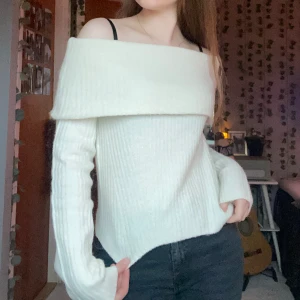 Populär offshoulder! - Säljer min populära vita off shoulder tröja från hm💗 Säljes då jag ej använder den, är bara använd 1 gång så är i helt nytt skick!😊 Mer bilder kan fås vid intresse 🥰 