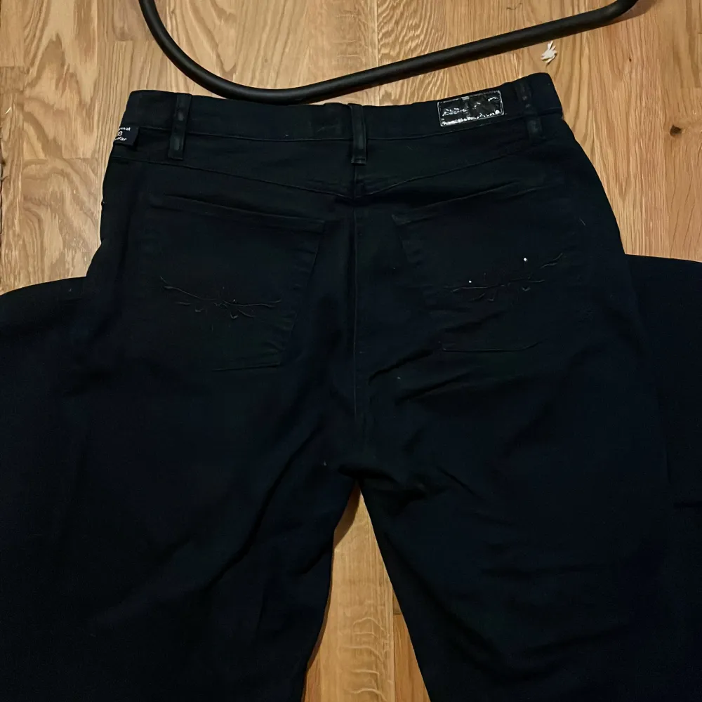 Ett par superfin svarta jeans med unika fickor 🫶🏽Sitter typ straight / lite baggy, kom gärna privat för mer info om mått i liknande 💗. Jeans & Byxor.
