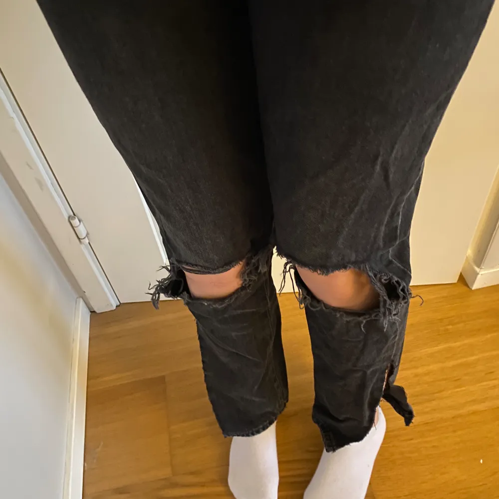 Säljer dessa svarta jeans eftersom dem är för små. Använda ett fåtal gånger. Köpta på Gina tricot för två år sedan för 500 kr💕🩷. Jeans & Byxor.