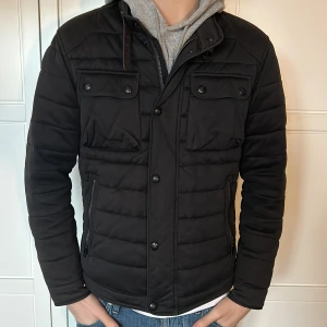 Massimo dutti jacka - Superfin Massimo dutti jacka som passar perfekt till vår och höst men även lite för kallare dagar! den är I väldigt fint skick utan några defekter👍🏼nypris 1799