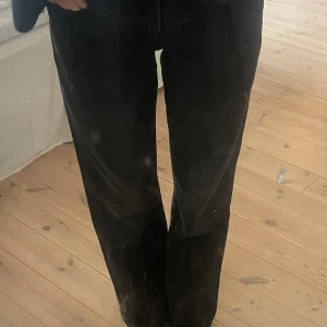 Weekday arrow jeans - Säljer mina weekday arrow jeans i färgen ”washed black” i storlek 26/32. Sitter toppen på mig som är 170. Använda 1 gång, nypris 590 kr säljer för 450 kr. 