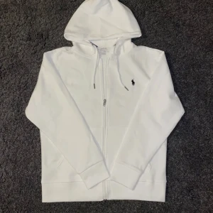 Vit Ralph Lauren tröja  - Vitt Ralph Lauren tröja i ny skick och tröjan är i storlek S. Ralph Lauren tröjorna är en av dem bästa tröjorna vi har hafft inne.