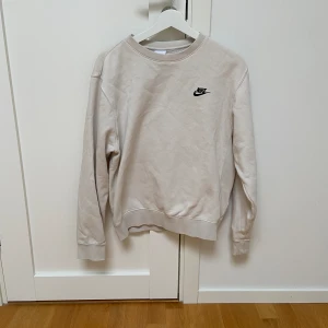 Nike sweatshirt  - Säljer nu min Nike sweatshirt som är i färgen beige. Det är en tröja som är i bra skick som jag knappt använt för den är för liten för mig. Den är i storleken S och sitter litet på mig som är 182. Tveka inte att höra av er vid frågor! 😄