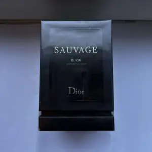 Tjena säljer en Dior Sauvage Elixir 100ml parfym helt OÖPPNAD, köpte den för 2400~ men den kom aldrig till användning då jag fick en likadan av tjejen.  Serienummer finns att kolla upp och (SKICKA PRISFÖRSLAG). 