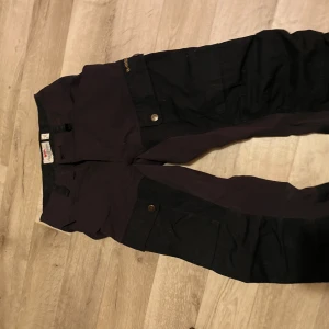 Fjällräven byxor  - Säljer mina fjällräven byxor. Sparsamt använda, originalpris 2095kr mitt pris 1000kr, pris kan diskuteras vid snabb affär. 