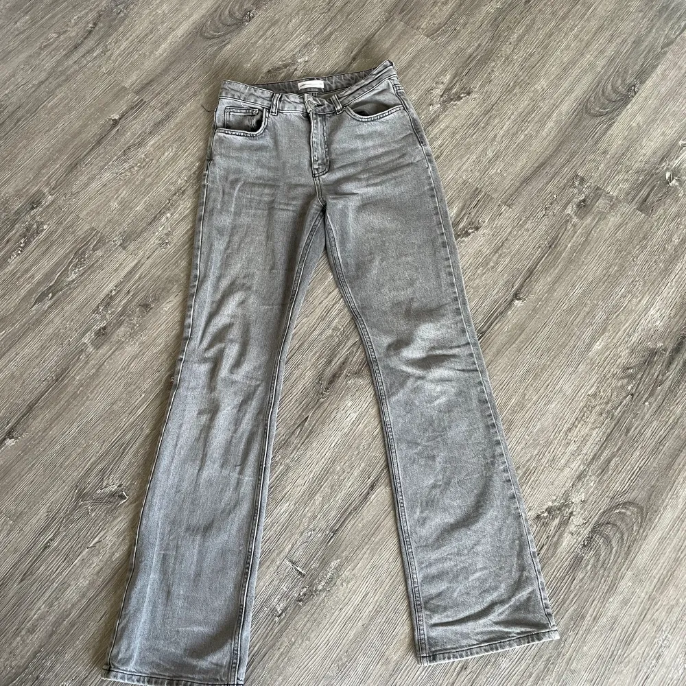 Säljer dessa gråa jeans från Gina kommer inte till användning🩷. Jeans & Byxor.