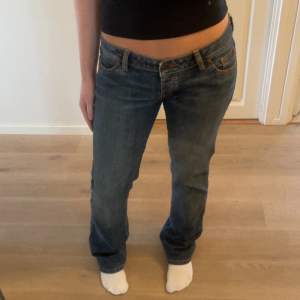 Lågmidjade bootcut jeans från Hugo Boss, använda typ 1 gång! Midjemått: 42cm Innerbenslängd: 83cm Köp inte via Instabox tack!  