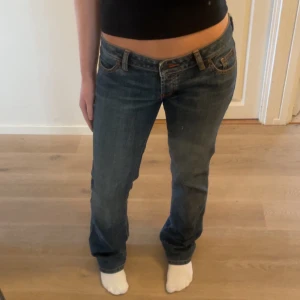 Lågmidjade jeans - Lågmidjade bootcut jeans från Hugo Boss, använda typ 1 gång! Midjemått: 42cm Innerbenslängd: 83cm Köp inte via Instabox tack!  