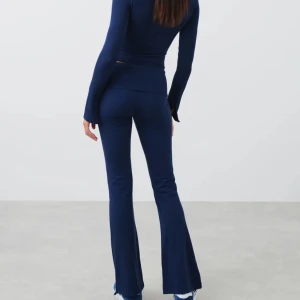 Yoga pants - Jättefina yoga byxor från Gina! Inga defekter förutom att de är lite lätt upptrampade på ena benet (tredje bilden) men det är inget som märks💗skriv för frågor!