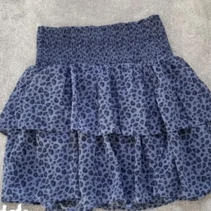 Leopard-kjol - Superfin blå leopardkjol, som inte finns att köpa längre. Storlek 158/164, men passar lika väl XS-S🥰Nästan aldrig använd så väldigt fint skick!