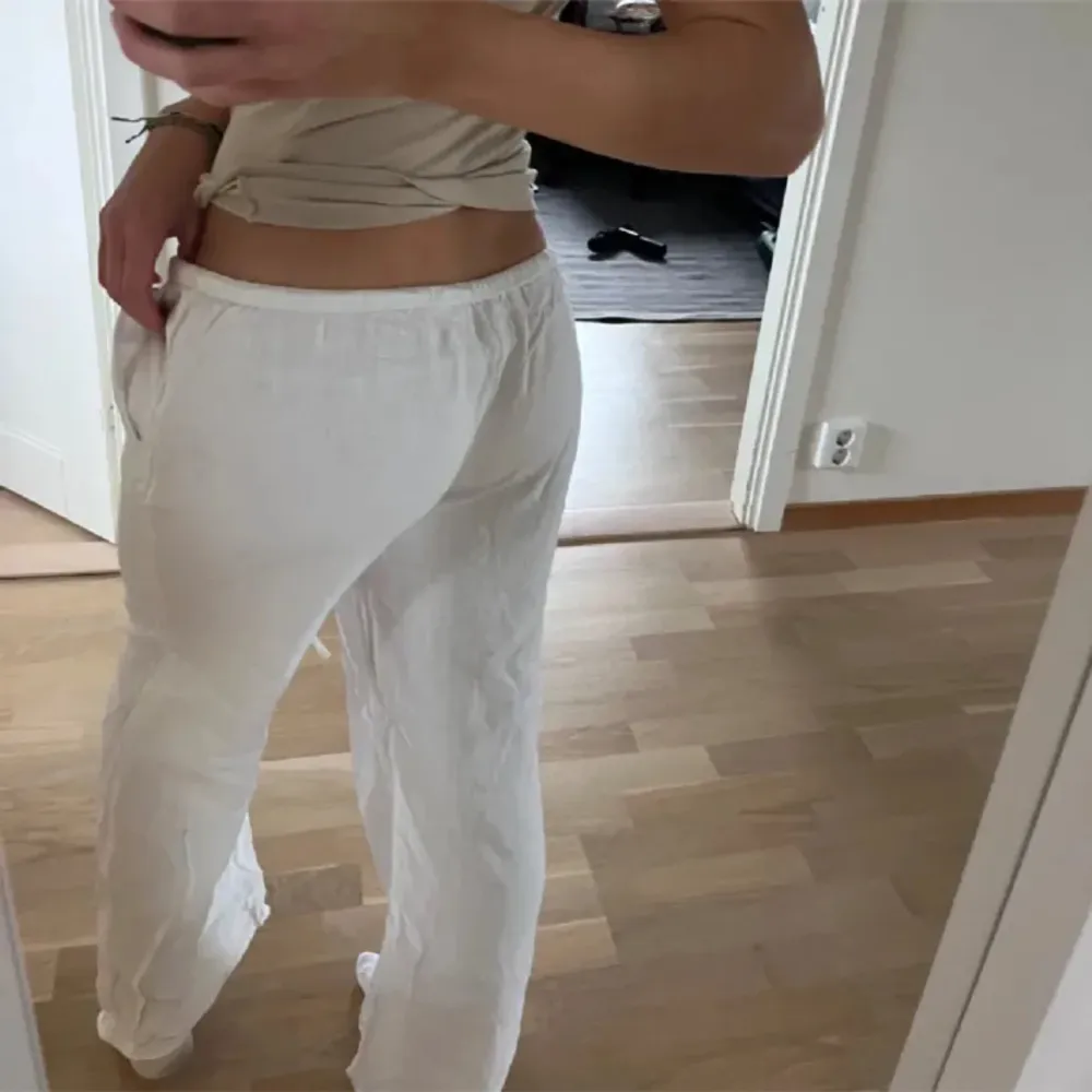 Lånade bilder!! Säljer mina linnebyxor för att de passar mig inte. Använda 1 gång och är i perfekt stick👌🏼👌🏼 Skriv vid frågor och fler bilder🙌🏼. Jeans & Byxor.