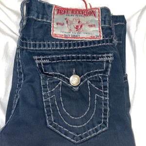 Svarta True Religion Bootcut - Svarta True Religion byxor i Billy (Bootcut) i W34, 32inch inseam - pris kan diskuteras