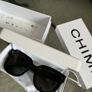 Chimi solglasögon  - Säljer dessa solglasögon från Chimi. Modellen är 08 i färgen svart. Endast använda fåtal gånger, inga repor!!