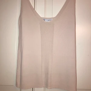 Topp zara - Jättefin topp från zara. Passar perfekt att matcha till allt. Säljer då den inte kommer till användning för att den inte sitter lika bra på mig längre. Köpt förra sommaren och kommer inte ihåg exakt vad den kostade, säljer därför för ett lågt pris. 