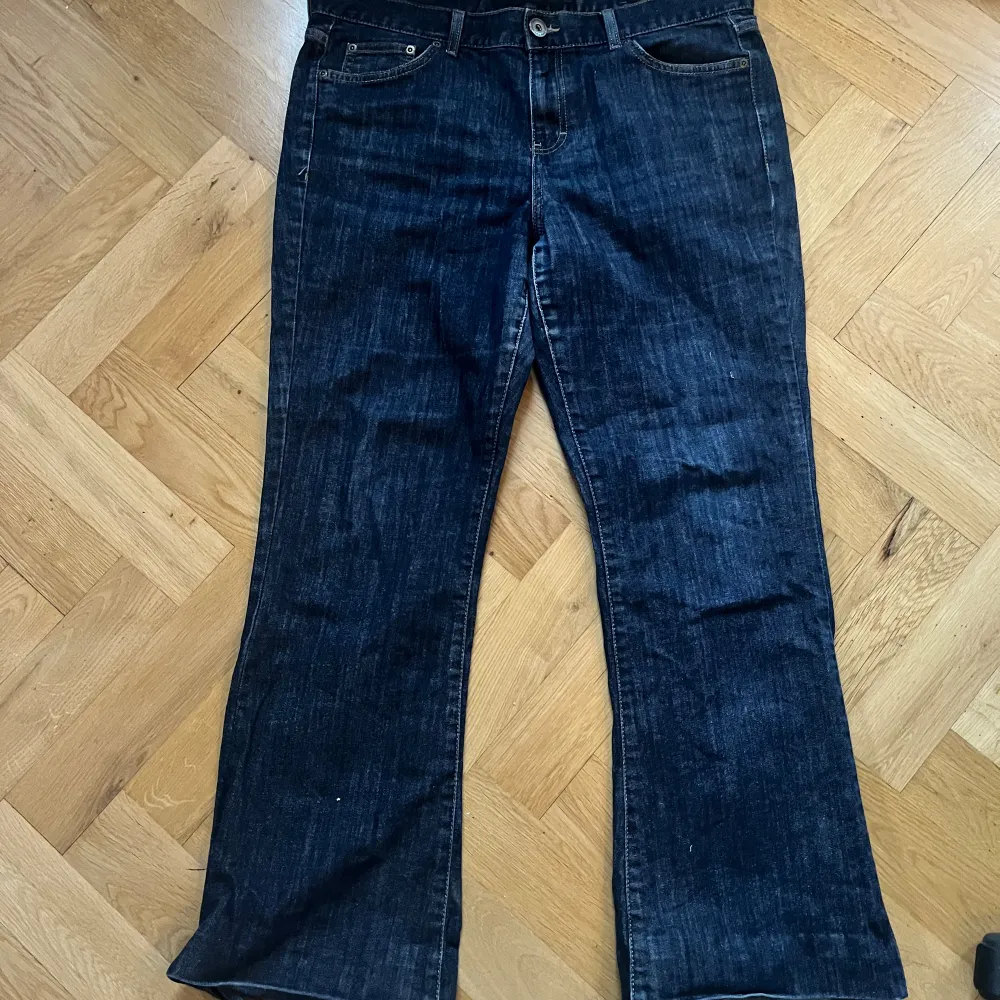 Ett par flaired jeans från Calvin Klein. Köpta på loppis men nästan helt oanvända. Lite skavanker lägst ner vi fötterna men det va så när jag köpte dem. Fråga gärna om ni vill ha bild på. Jeans & Byxor.