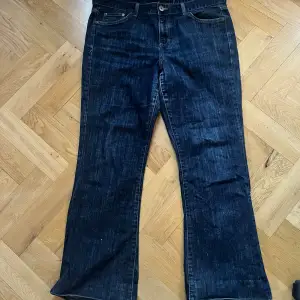 Ett par flaired jeans från Calvin Klein. Köpta på loppis men nästan helt oanvända. Lite skavanker lägst ner vi fötterna men det va så när jag köpte dem. Fråga gärna om ni vill ha bild på