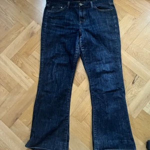 Calvin Klein Jeans - Ett par flaired jeans från Calvin Klein. Köpta på loppis men nästan helt oanvända. Lite skavanker lägst ner vi fötterna men det va så när jag köpte dem. Fråga gärna om ni vill ha bild på