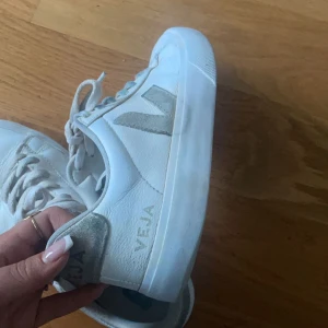 Veja skor - Säljer mina fina veja i storlek 38 som passa mig som har 37 också! Fråga för fler bilder fraktar så fort jag kan. De ända som behövs är att tvätta skosnörena eller byta ut dem❤️