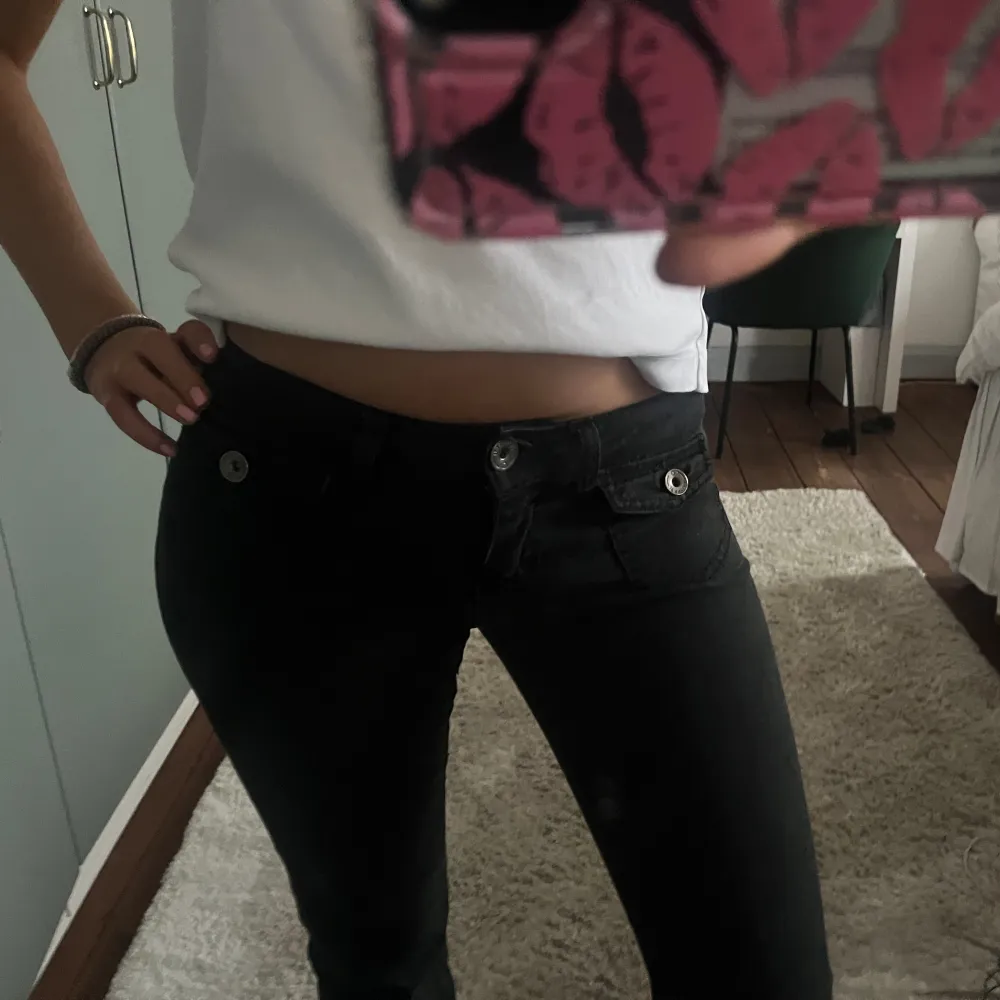 Svarta jeans som jag köpte i Paris secondhand! Så snygga men tyvärr försmå på mig! Fickor där fram. Jeans & Byxor.