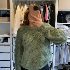 Grön stickad tröja - Stickad tröja från pieces. Strl S. Säljer pga att den inte kommer till användning längre.