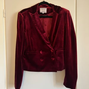 Sammetskavaj - Vinröd sammetskavaj från Daisy Grace. 