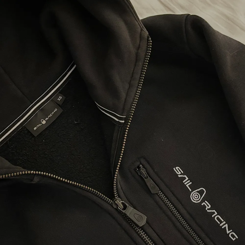 ÄKTA SAIL RACING zip hoodie 🖤  Hej! Säljer denna hoodie i Storlek XS, då den bara hänger och inte används längre.   •Tröjan är använd men är i gott skick (inga fläckar eller hål)  •Nypris 1 500 kr •Pris kan diskuteras!. Hoodies.
