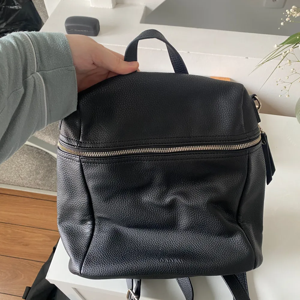 En väska som används som ryggsäck till skolan. Knappt använd, inga skador. Funkar utmärkt att ha till vardagen och jobbet också. . Väskor.