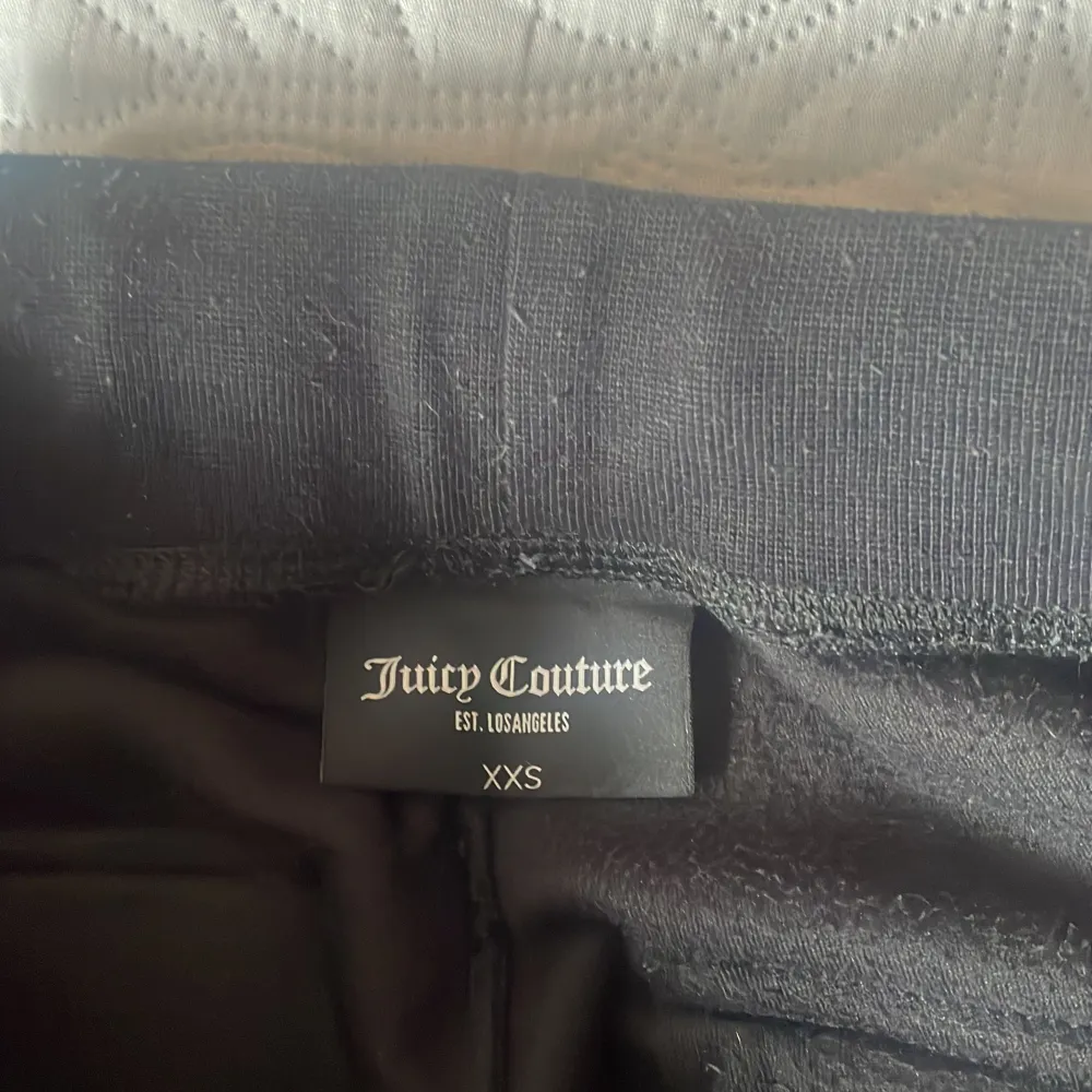 Svarta Juicy Couture byxor i storlek XXS, bra skick👍🏽. Jeans & Byxor.