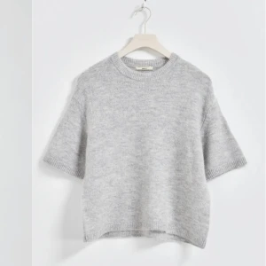 Stickad grå TSHirt  - Oanvänd har lappar kvar, storlek s. Slutsåld 