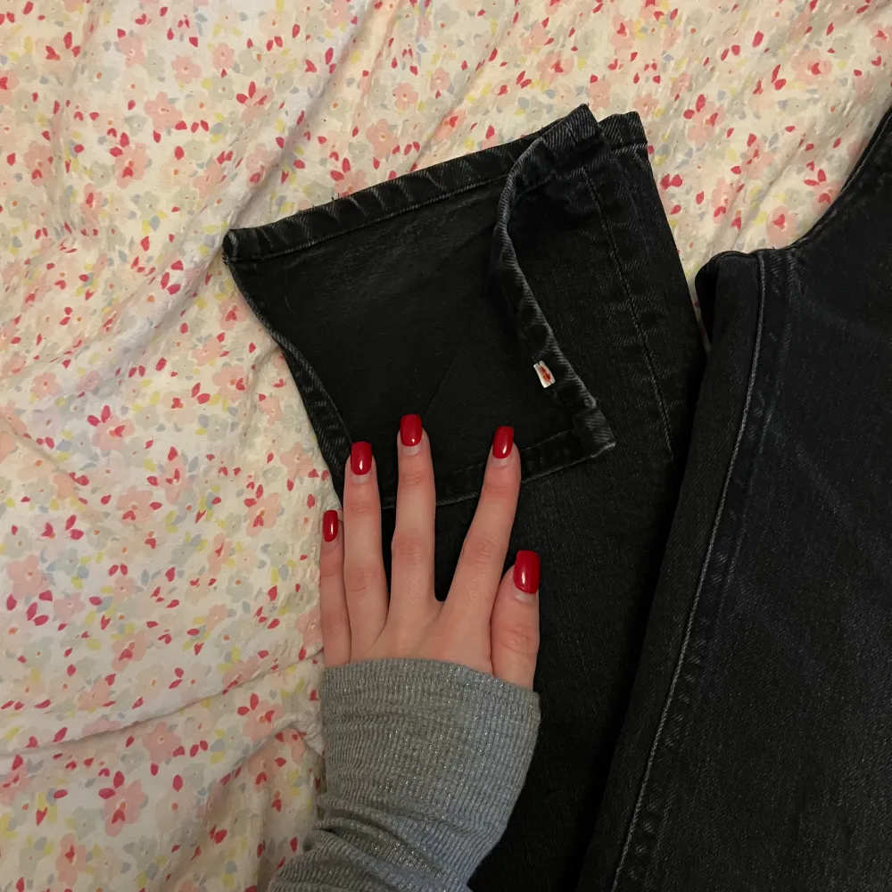 Svarta jeans från zara med slits, ej använda . Jeans & Byxor.