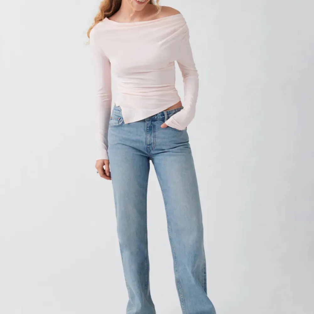 Säljer mina jeans eftersom dom inte kommer till användning, sällan använda och inga defekter 💙. Jeans & Byxor.