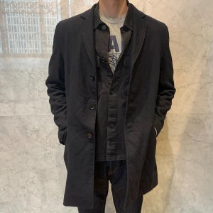 MARINBLÅ ROCK // DRESSMANN - Marinblå Rock från Dressmann | Storlek: L - Skicket pa rocken är jätte bra med nästan inga tecken på användning - Varat pris: 499 - Nypris: 1,499kr - Modellen är 186cm och väger 75kg.