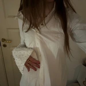 Skjorta  - Supersöt skjorta med pärlor på ärmarna nedtill🩷