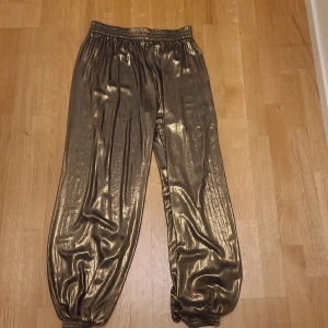 FEST BYXOR - NY skick guldiga fest byxor från Zara